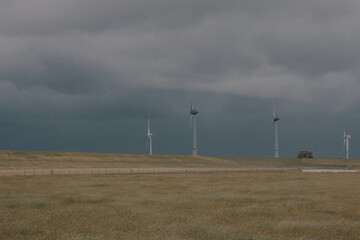 Windkraftanlagen in der Natur als Hintergrund