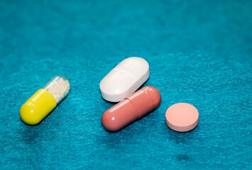 verschiedene Medizin in Tabletten und Kabselform