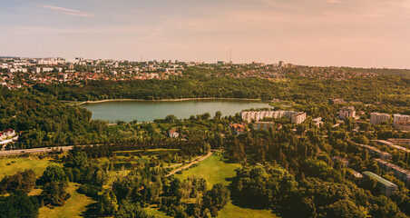 Obraz premium Landscape photo of beautiful city during sunset and amazing lake in center.