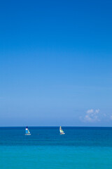 Obraz premium boats sailing in blue sea of Varadero, Cuba