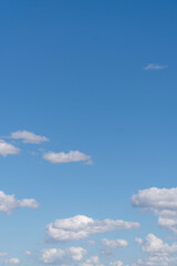 Céu Azul com Nuvens Vertical