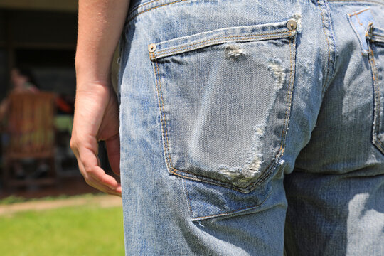 bolsillo trasero de pantal&oacute;n vaquero roto con tel&eacute;fono m&oacute;vil 4M0A1404-as20