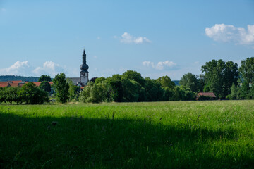 Blick &uuml;ber die Wiesen auf das kleine Dorf Hochhausen mit Kirche im Taubertal, Baden-W&uuml;rttemberg.