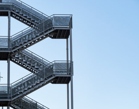 Escalera exterior metalica en un edifico comercial en M&aacute;laga
