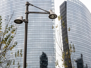 Edificio de oficinas con farola 
