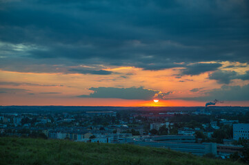 Obraz premium Dramatische Wolkenstimmung zum Sonnenuntergang in Salzburg