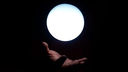 Esta é uma imagem onde se aplica ilusão de otica pois parece que é uma bola a flutuar mas na verdade esta foto foi tirada com candeeiro 