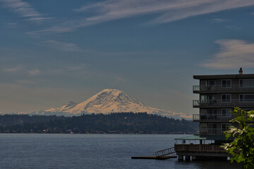 2020-06-21 MOUNT RAINIER AND LAKE WASHINGTON FROM THE MADISON NEIGHBORHOOD IN SEATTLE WASHINGTON