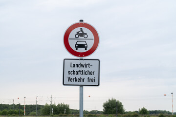  landwirtschaft schild zeigt verkehrssymbol fahrverbot für autos in landschaft verkehrszeichen mit landschaft im hintergrund