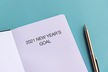 2021 New Year's Goal text on note pad blue background