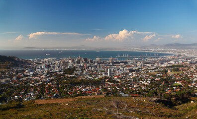 Fototapeta premium Cape Town, Western Cape / South Africa - 04/15/2011: Cape Town CBD with Table Bay in the background