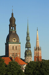Łotwa, Ryga - widok na zabytkowe wieże kościołów. © Jan