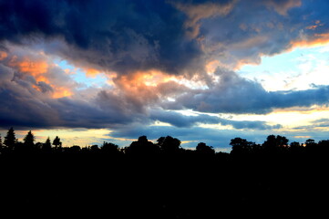 Kolorowe niebo tuż po zachodzie słońca