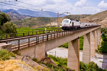 Tren espa&ntilde;ol sobre un puente. Puente de Santa Fe de Mondujar, Almer&iacute;a, Espa&ntilde;a.