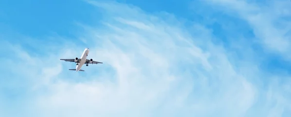 Foto op Plexiglas Panoramische achtergrond met vliegend vliegtuig in blauwe lucht © lumikk555
