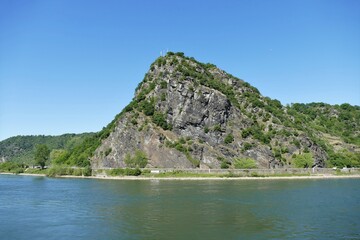 Fototapeta na wymiar Loreleyfelsen mit Rhein bei Sankt Goarshausen