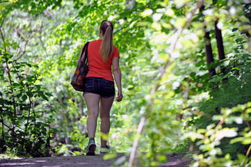 Une jolie fille marche en forêt