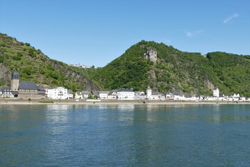 Fototapeta premium Panorama mit Landschaften, Burg und Rhein von Sankt Goarshausen