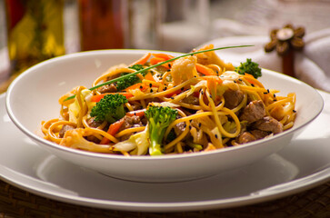 Lindo prato de yakisoba sobre uma mesa de restaurante