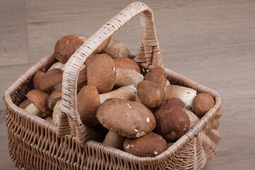 Champignons dans un panier en bois