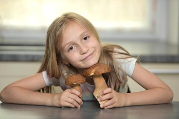 fille avec champignons dans un panier en bois