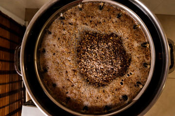 Home brewing craft beer in single vessel equipament