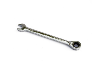 Llave combinada con trinquete, aislada en blanco