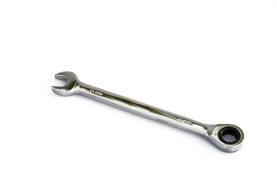 Llave combinada con trinquete, aislada en blanco