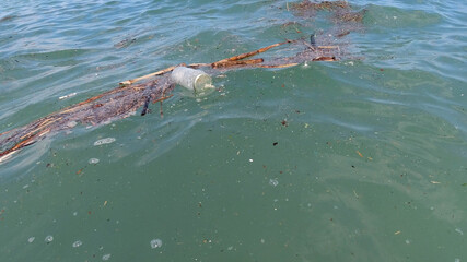 Obraz premium Garbage in the sea, glass boat in the ocean