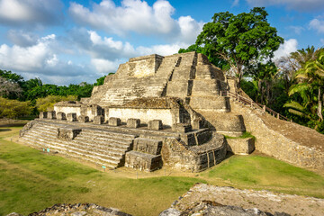 Ancient Mayan Altun Ha Temple near Belize-city in Belize. - obrazy, fototapety, plakaty