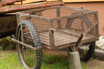 stary  wózek  nieużywany  stoi  pod  budynkiem