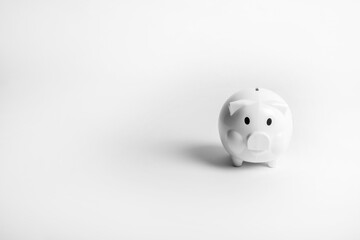 Hucha de cerdito blanca sobre fondo blanco