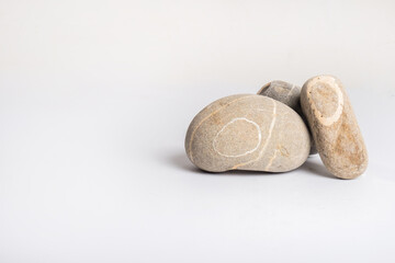 Piedras sobre fondo blanco
