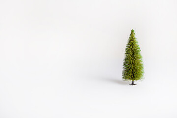 Árbol verde de plástico sobre fondo blanco