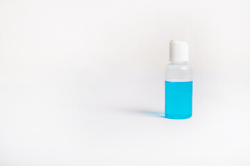 Bote de gel hidroalcoholico desinfectante con fondo blanco