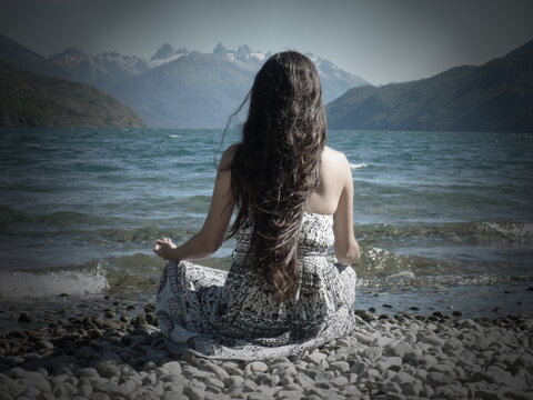 meditaci&oacute;n mujer playa monta&ntilde;a lago ropa hind&uacute; cabello largo joven cielo naturaleza yoga conecci&oacute;n relajaci&oacute;n agua hermosa contemplaci&oacute;n paz armon&iacute;a aire libre sur argentina  costa azul celeste