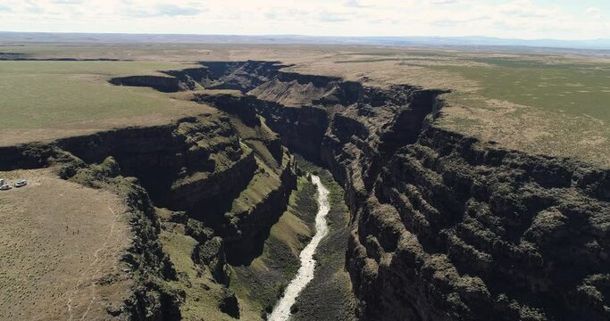Panning the bruneau river over the bruneau canyon