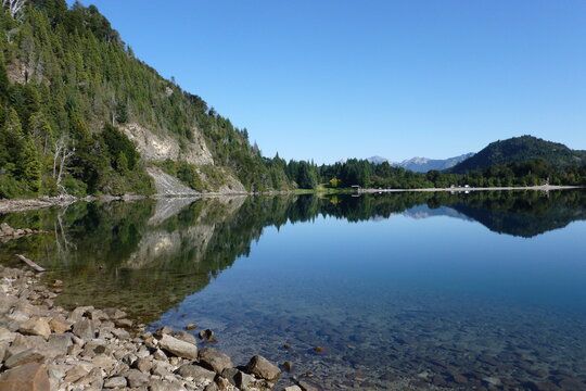 lago monta&ntilde;a reflejo acu&aacute;tico cielo naturaleza paisaje hermoso impresionante bosque agua cristalina arboles pinos playa piedras 
