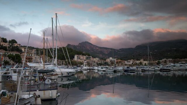 Back and forth video of boats in harbor, Soller, Mallorca