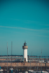Phare dans un port de bateau, Locmiquélic, Morbihan, Bretagne, France © Nicolas Simon