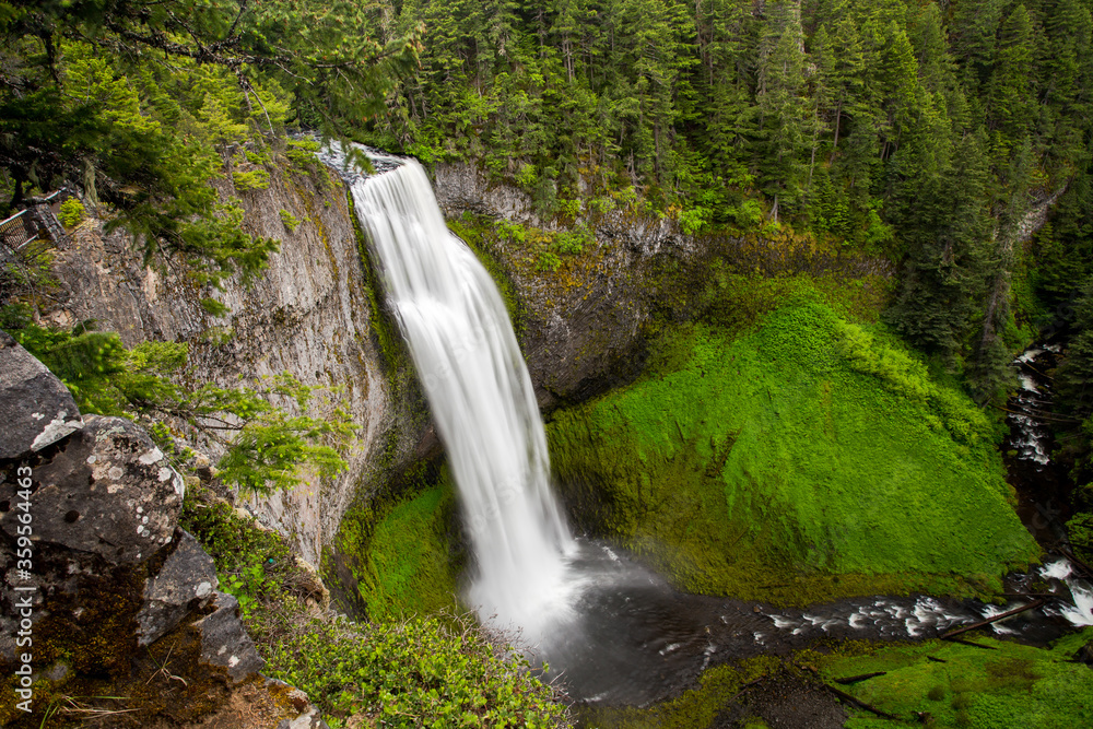 Wall mural Salt Creek Waterfalls, view from above. Central Oregon, USA