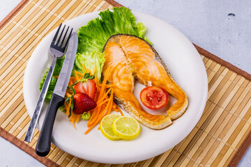 Salmon steak with vegetable