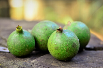 Frutos verdes da Genipa americana sobre a mesa