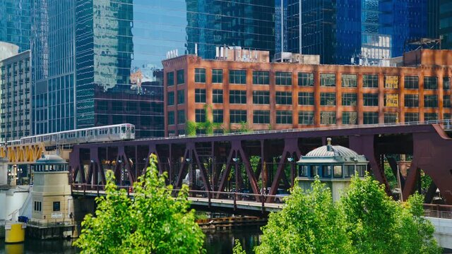 Chicago Elevated Train Moving Towards