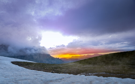 Coucher de soleil sur la pointe de Sales et Sixt-Fer-A-Cheval depuis les prairies du lac d'Anterne, fleurs jaunes &agrave; l'avant-plan, Alpes, Haute-Savoie