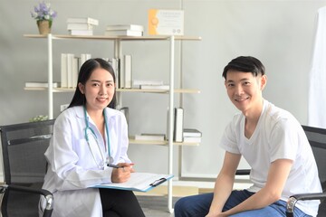 Obraz premium female doctor talking to patient