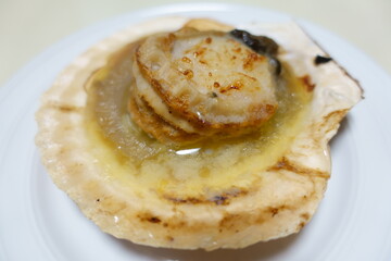 こんがり焼いた、殻付きホタテのバター焼き