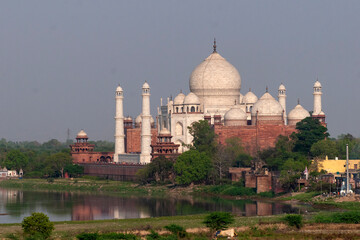 Obraz premium C-0122 Face-to-face view of Taj Mahal-3 Photographed at the Taj Mahal in Agra, India in April 2019. 