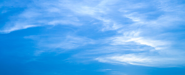 Obraz premium tło błękitnego nieba z drobnymi chmurami. panorama