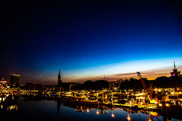 Fototapeta na wymiar Bremen Skyline bei Nacht